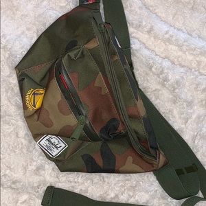 herschelxNBA GSW crossbody/pouch